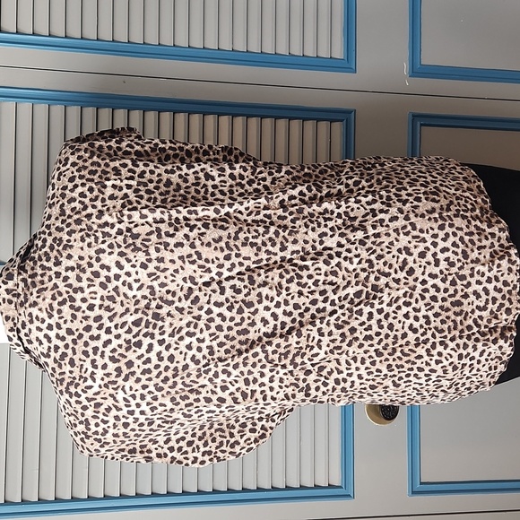 Torrid Leopard Print Button-Up Tie Front Blouse - Picture 7 of 11